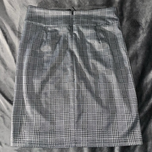 Plaid Pencil Skirt M/D Shein - Picture 2 of 2